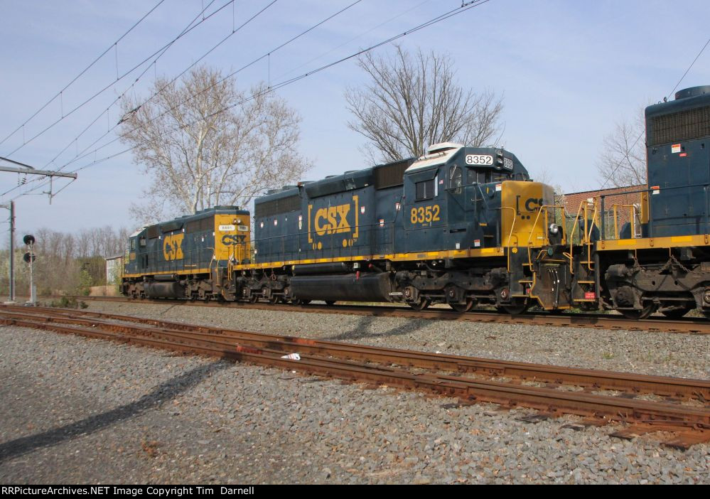 CSX 8352 on U042